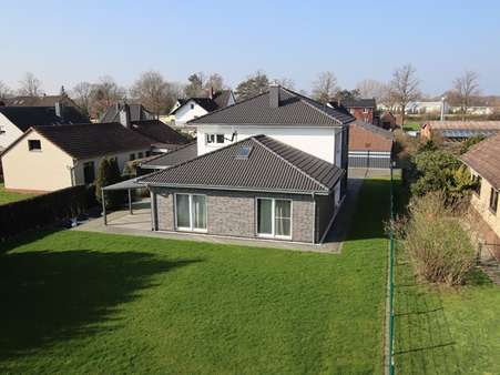 Hochbild Gartenseite 2 - Einfamilienhaus in 31535 Neustadt mit 214m² kaufen