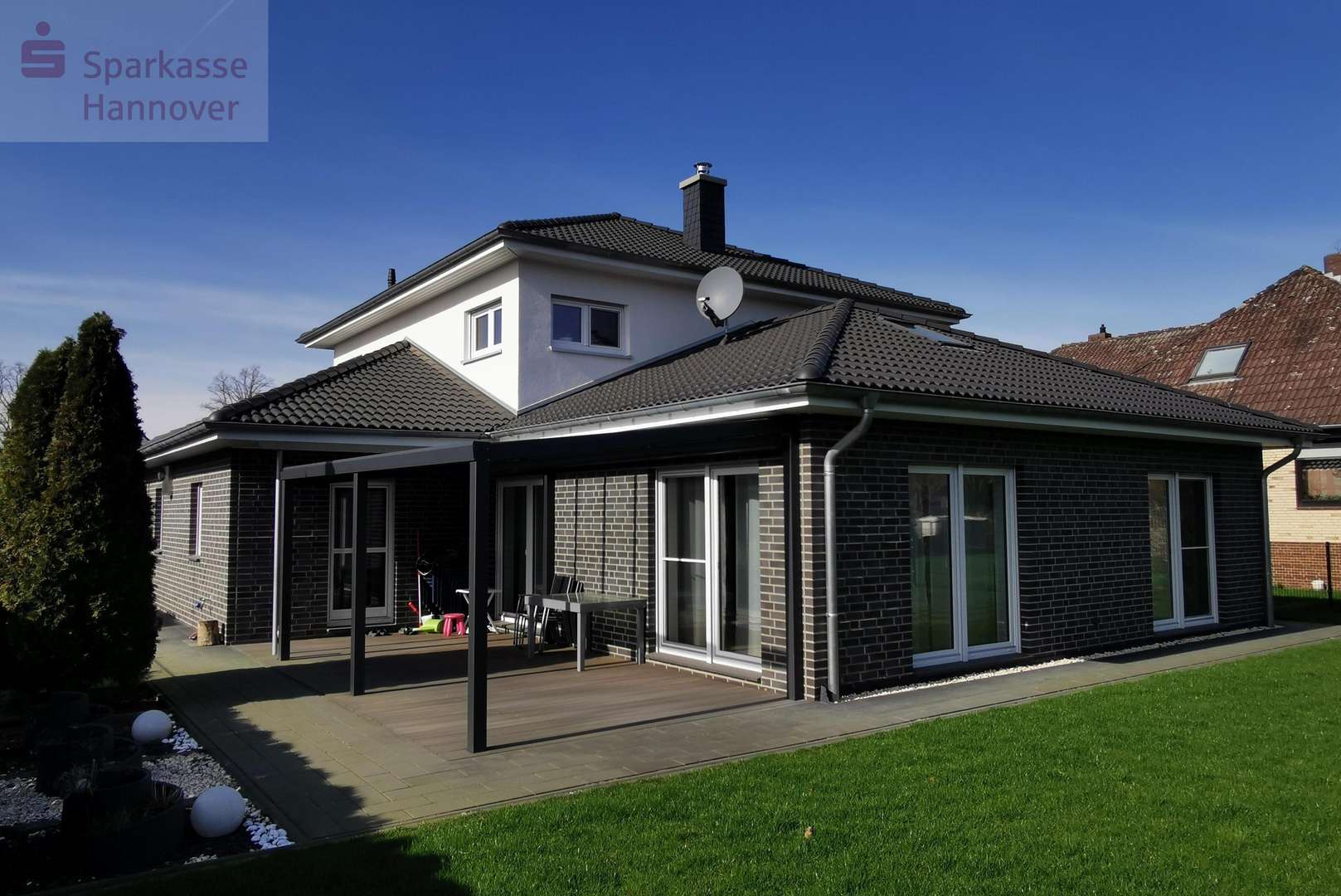 Seitenansicht / Terrasse - Einfamilienhaus in 31535 Neustadt mit 214m² kaufen