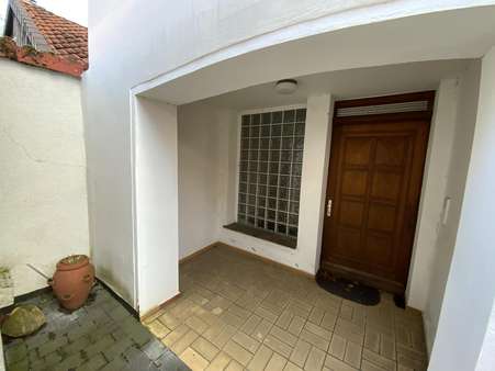 Haustürbereich - Dachgeschosswohnung in 31303 Burgdorf mit 178m² kaufen