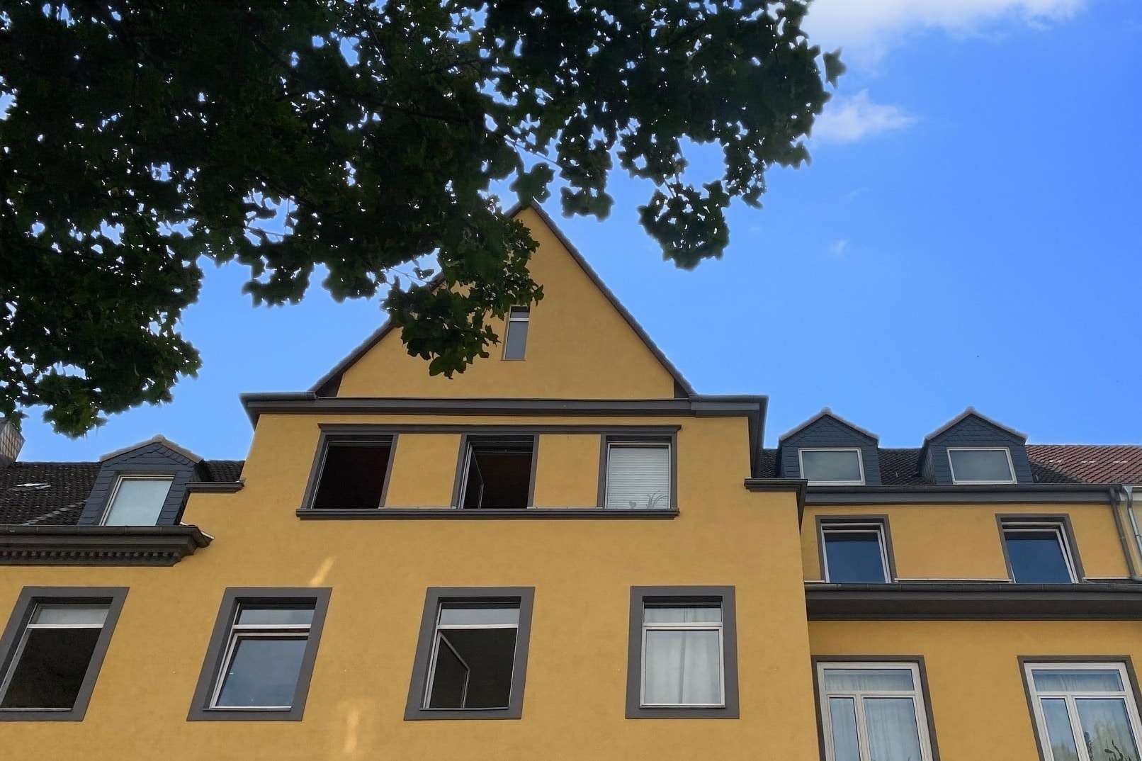 Hausansicht - Dachgeschosswohnung in 30163 Hannover mit 92m² kaufen