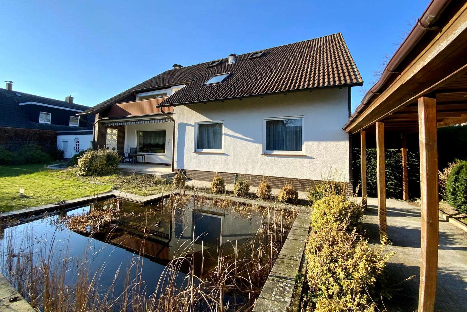 Blick aus dem Garten - Zweifamilienhaus in 30938 Burgwedel mit 254m² günstig kaufen