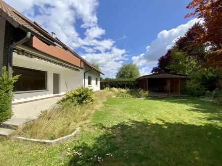 Blick in den Garten - Zweifamilienhaus in 30938 Burgwedel mit 254m² kaufen