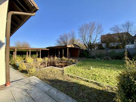 Blick von der Terrasse - Zweifamilienhaus in 30938 Burgwedel mit 254m² günstig kaufen