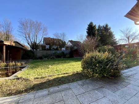 Blick von der Terrasse - Zweifamilienhaus in 30938 Burgwedel mit 254m² günstig kaufen