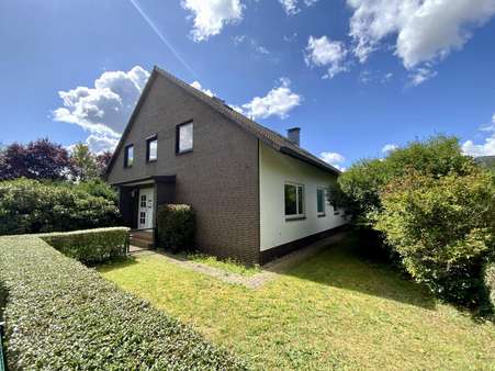 Frontansicht - Zweifamilienhaus in 30938 Burgwedel mit 254m² kaufen