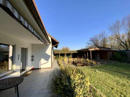 Terrassenbereich - Zweifamilienhaus in 30938 Burgwedel mit 254m² günstig kaufen
