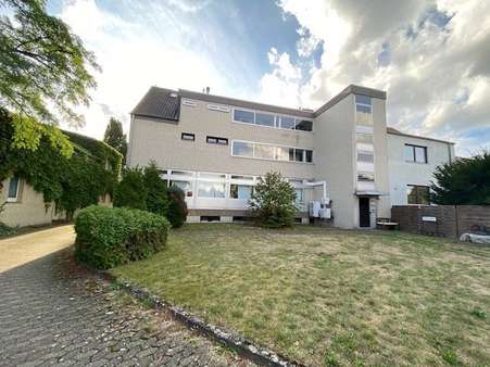 Rückwärtige Ansicht - Dachgeschosswohnung in 30855 Langenhagen mit 143m² günstig kaufen