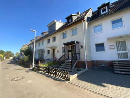 Straßenansicht - Reihenmittelhaus in 30855 Langenhagen mit 114m² kaufen