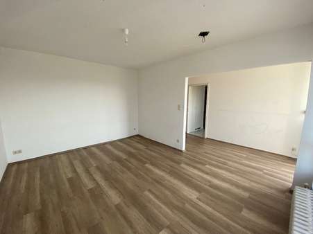 Blick aus dem Wohnzimmer Richtung Küche - Etagenwohnung in 30823 Garbsen mit 73m² kaufen