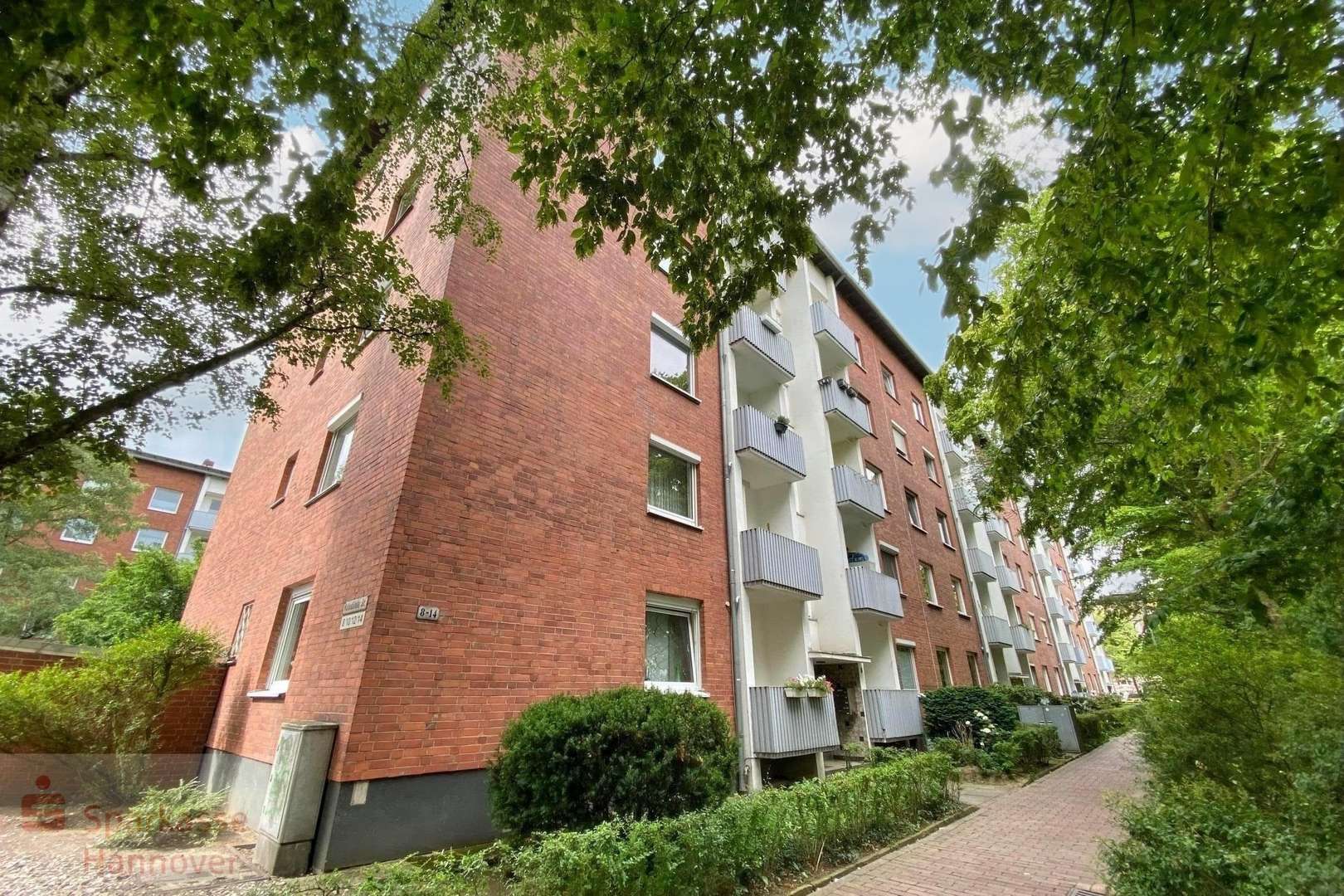 Vorderansicht des Hauses - Etagenwohnung in 30519 Hannover mit 76m² kaufen