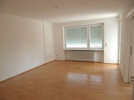 Wohnzimmer - Etagenwohnung in 30519 Hannover mit 76m² kaufen