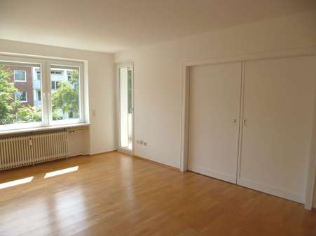 Wohnzimmer - Etagenwohnung in 30519 Hannover mit 76m² kaufen
