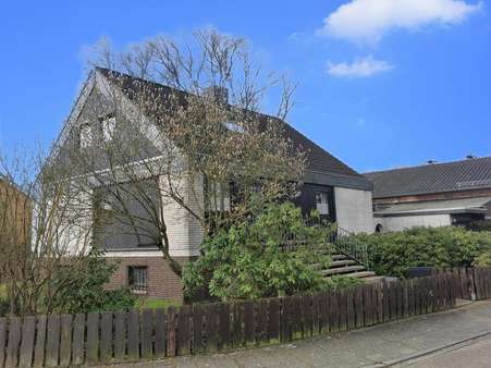 Seite / Straßenansicht - Einfamilienhaus in 31535 Neustadt mit 146m² günstig kaufen