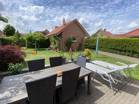 Terrasse und Gartenansicht - Einfamilienhaus in 30890 Barsinghausen mit 116m² günstig kaufen