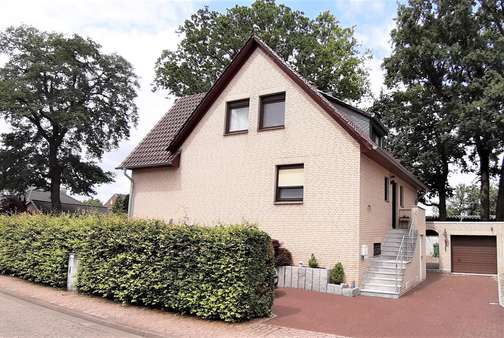 Hauseingang und Einfahrt zur Garage - Einfamilienhaus in 30826 Garbsen mit 172m² kaufen