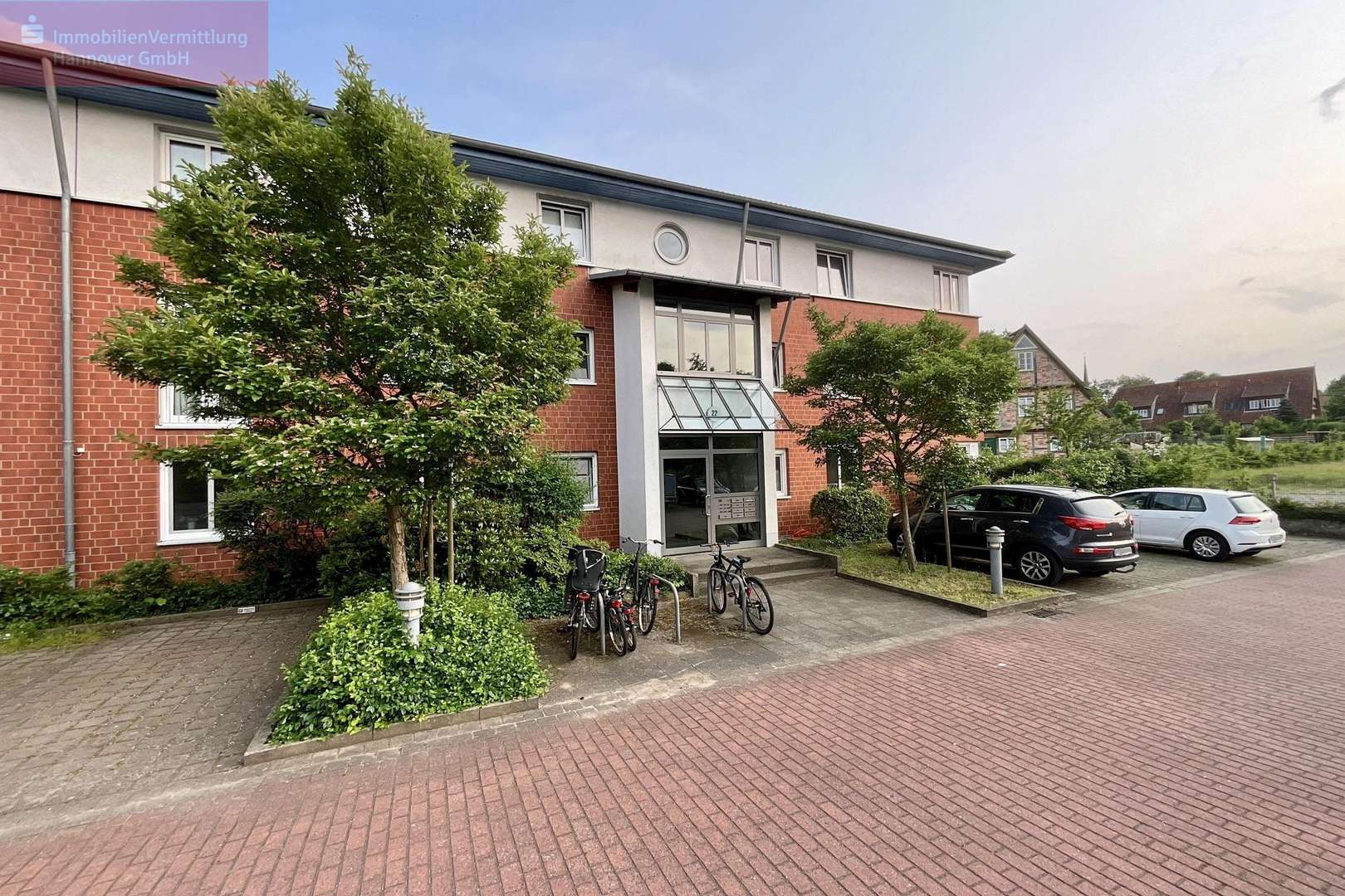 Frontansicht mit Stellplatz Frontansicht mit Stellplatz - Erdgeschosswohnung in 30900 Wedemark mit 76m² kaufen