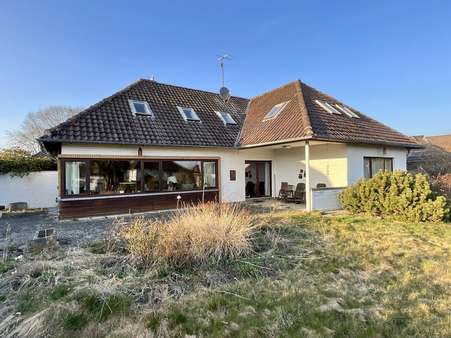 Blick aus dem Garten - Einfamilienhaus in 30900 Wedemark mit 231m² kaufen