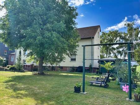 Blick vom Garten auf das Haus Blick vom Garten auf das Haus - Mehrfamilienhaus in 30827 Garbsen mit 423m² kaufen