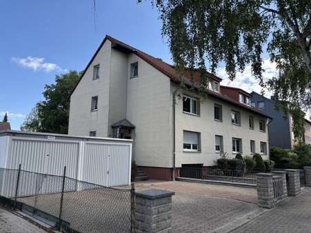 Frontseite mit Giebel Frontseite mit Giebel - Mehrfamilienhaus in 30827 Garbsen mit 423m² kaufen