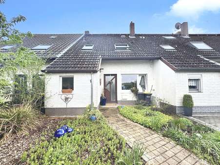 Vorderansicht Gebäude - Reihenmittelhaus in 30966 Hemmingen mit 95m² kaufen