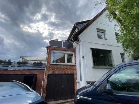 Zufahrt zu den Garagen - Doppelhaushälfte in 30851 Langenhagen mit 175m² kaufen