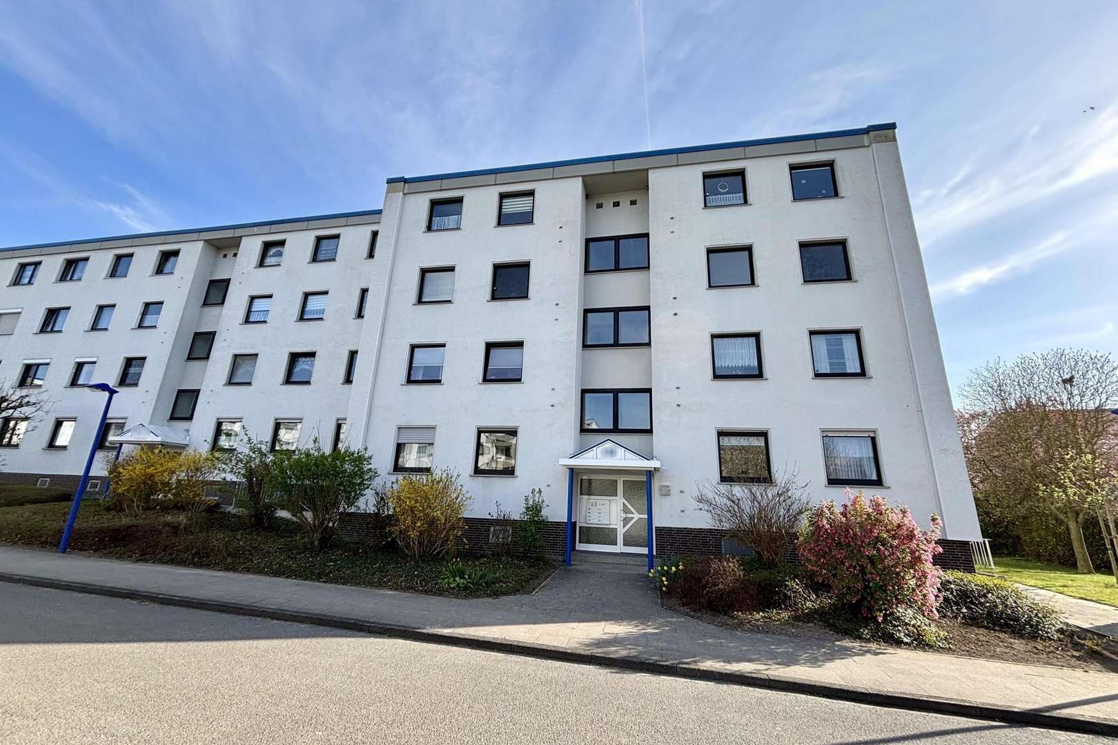Vorderansicht des Hauses - Erdgeschosswohnung in 30559 Hannover mit 74m² kaufen