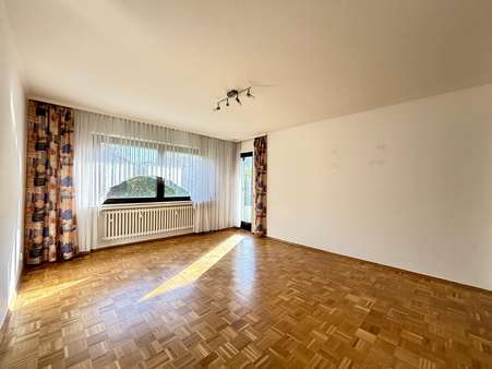 Wohnzimmer - Erdgeschosswohnung in 30559 Hannover mit 74m² kaufen