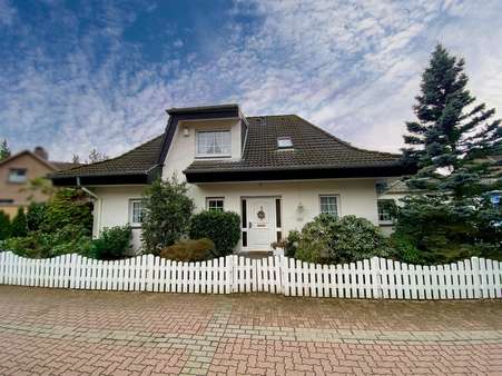 Hausansicht - Einfamilienhaus in 30916 Isernhagen mit 136m² kaufen