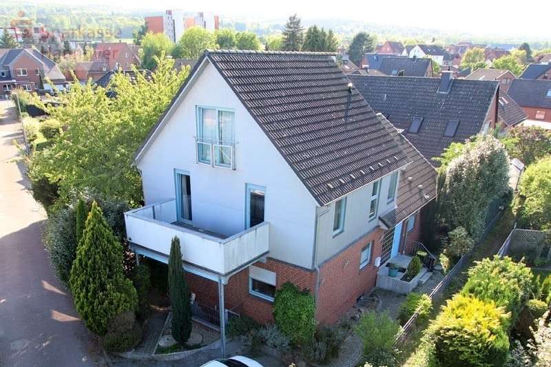 Hochbild Vorderansicht - Zweifamilienhaus in 30890 Barsinghausen mit 319m² kaufen