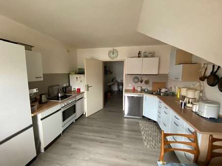 Blick aus der Küche Richtung Flur - Dachgeschosswohnung in 30826 Garbsen mit 85m² kaufen