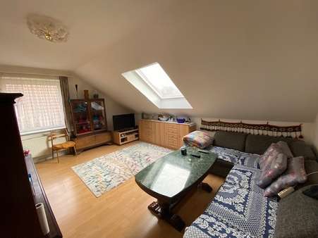 Wohnzimmer - Dachgeschosswohnung in 30826 Garbsen mit 85m² kaufen
