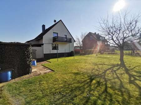 Garten / Nordostseite - Zweifamilienhaus in 31535 Neustadt mit 135m² günstig kaufen