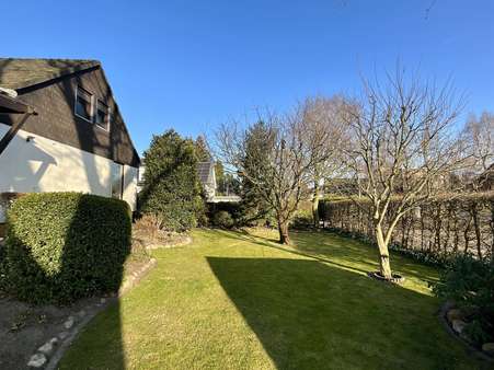 Blick aus dem Garten - Doppelhaushälfte in 30916 Isernhagen mit 240m² kaufen