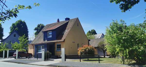 Seitenansicht / Zufahrt Garage Seitenansicht / Zufahrt Garage - Zweifamilienhaus in 31535 Neustadt mit 189m² kaufen