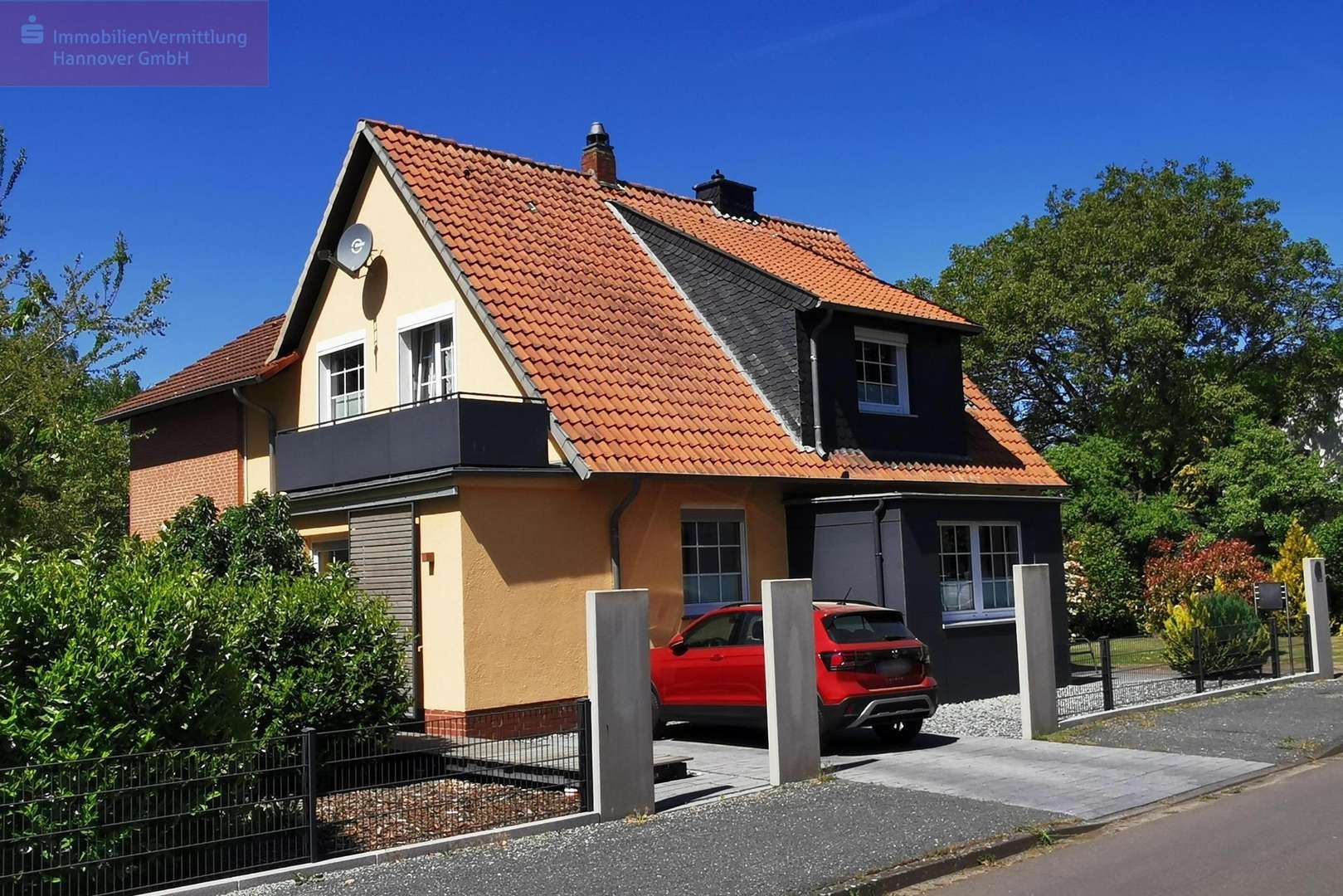 Straßenseite / Anbau Straßenseite / Anbau - Zweifamilienhaus in 31535 Neustadt mit 189m² kaufen