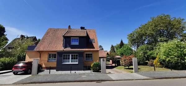 Straßenseite / Hasupteingang Straßenseite / Hasupteingang - Zweifamilienhaus in 31535 Neustadt mit 189m² kaufen