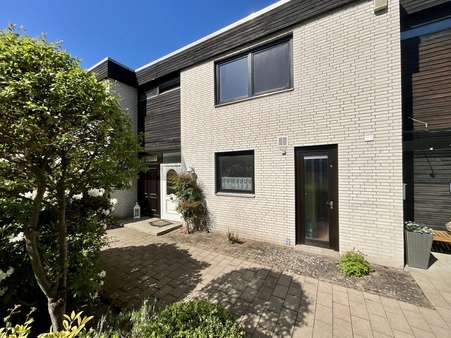 Eingangsseite - Einfamilienhaus in 30916 Isernhagen mit 121m² kaufen