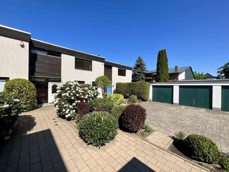 Eingangsseite und Garage - Einfamilienhaus in 30916 Isernhagen mit 121m² kaufen