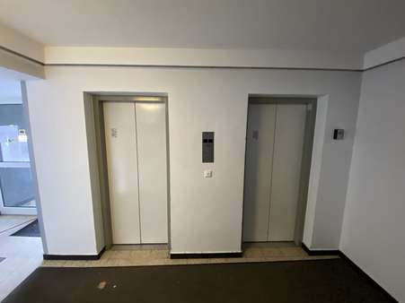 Aufzüge (Splitlevel) - Erdgeschosswohnung in 30539 Hannover, Bemerode mit 59m² kaufen