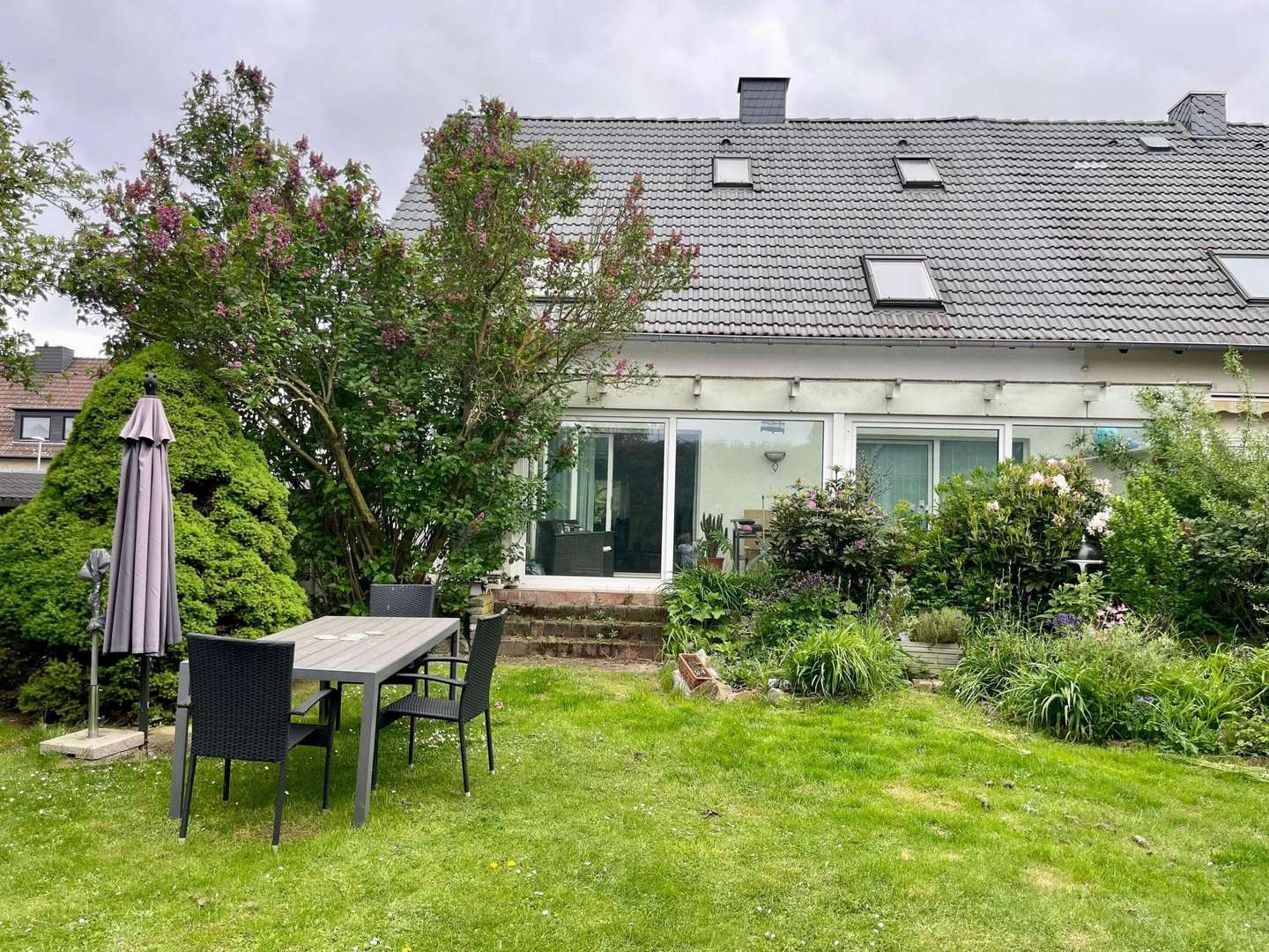 Ansicht aus dem Garten - Zweifamilienhaus in 30890 Barsinghausen mit 156m² kaufen