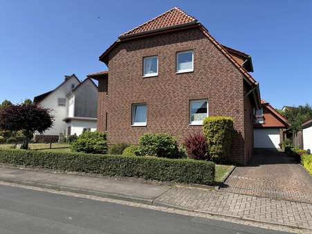 Ansicht von der Straße Ansicht von der Straße - Zweifamilienhaus in 30890 Barsinghausen mit 224m² kaufen