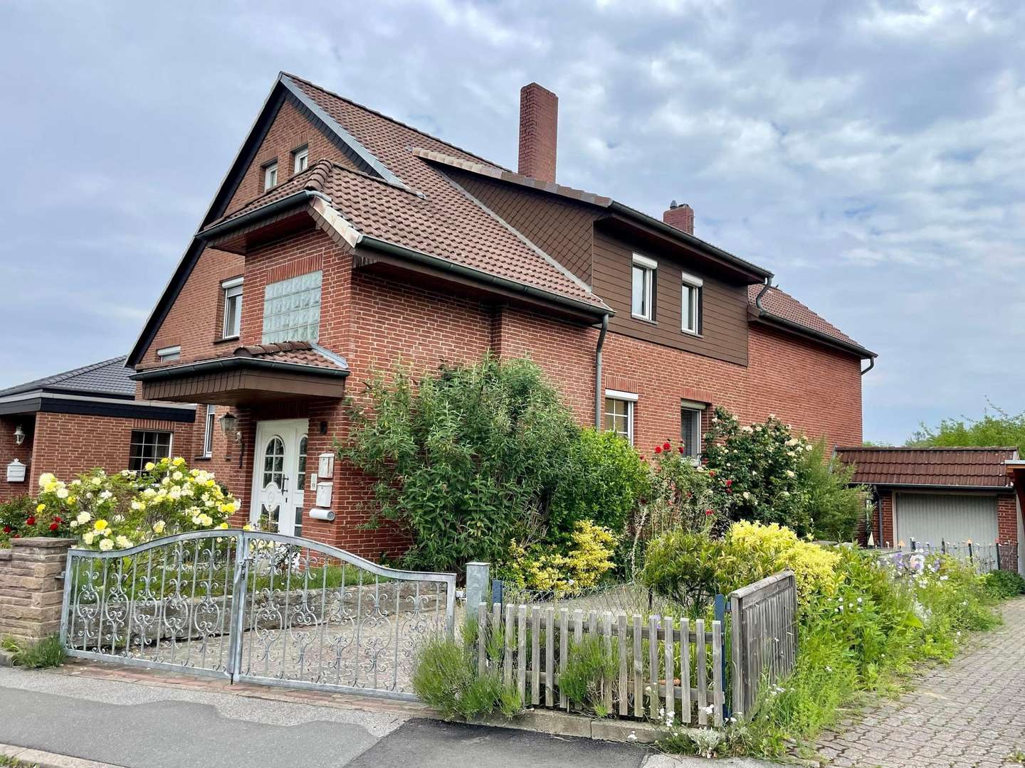Ansicht von der Straße - Zweifamilienhaus in 30890 Barsinghausen mit 126m² kaufen