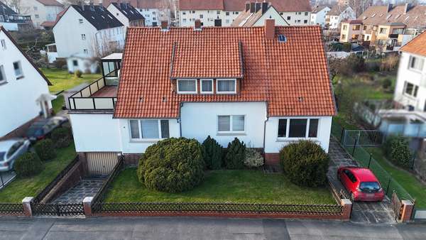 Ansicht Straße - Zweifamilienhaus in 30890 Barsinghausen mit 214m² kaufen