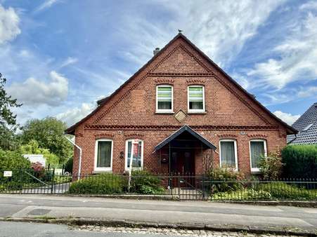 Blick von der Straße - Zweifamilienhaus in 30890 Barsinghausen mit 180m² kaufen