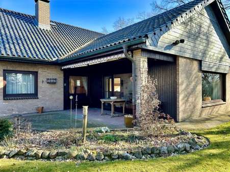 Rückwärtige Hausansicht mi Terrassenbereich - Einfamilienhaus in 29690 Schwarmstedt mit 172m² kaufen