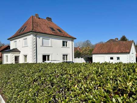 Hausansicht mit Nebengebäude (Garage mit Geräteraum) - Stadthaus in 29683 Bad Fallingbostel mit 251m² kaufen