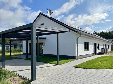 Seitliche Hausansicht mit Carport Seitliche Hausansicht mit Carport - Doppelhaushälfte in 29693 Hodenhagen mit 104m² kaufen