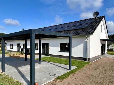 Hausansicht mit Carport Hausansicht mit Carport - Doppelhaushälfte in 29693 Hodenhagen mit 104m² kaufen