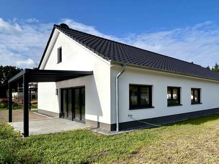 Hintere Hausansicht mit Terrasse Hintere Hausansicht mit Terrasse - Doppelhaushälfte in 29693 Hodenhagen mit 104m² kaufen