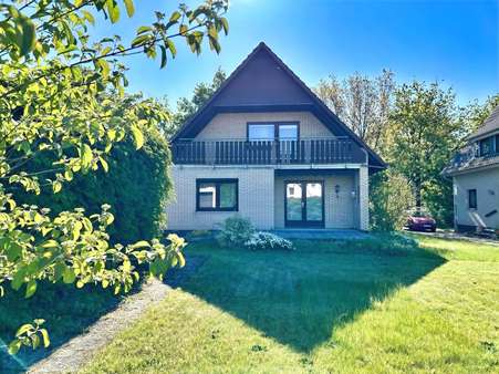 Rückwärtige Hausansicht mit Terrasse, Loggia und Garten - Einfamilienhaus in 29699 Walsrode mit 118m² kaufen